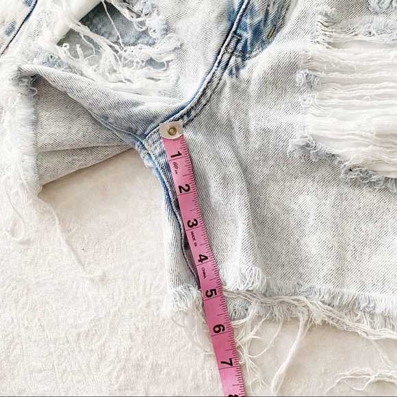 AEO Light Washed Mom Jean Distressed Shorts - Picture 13 of 14